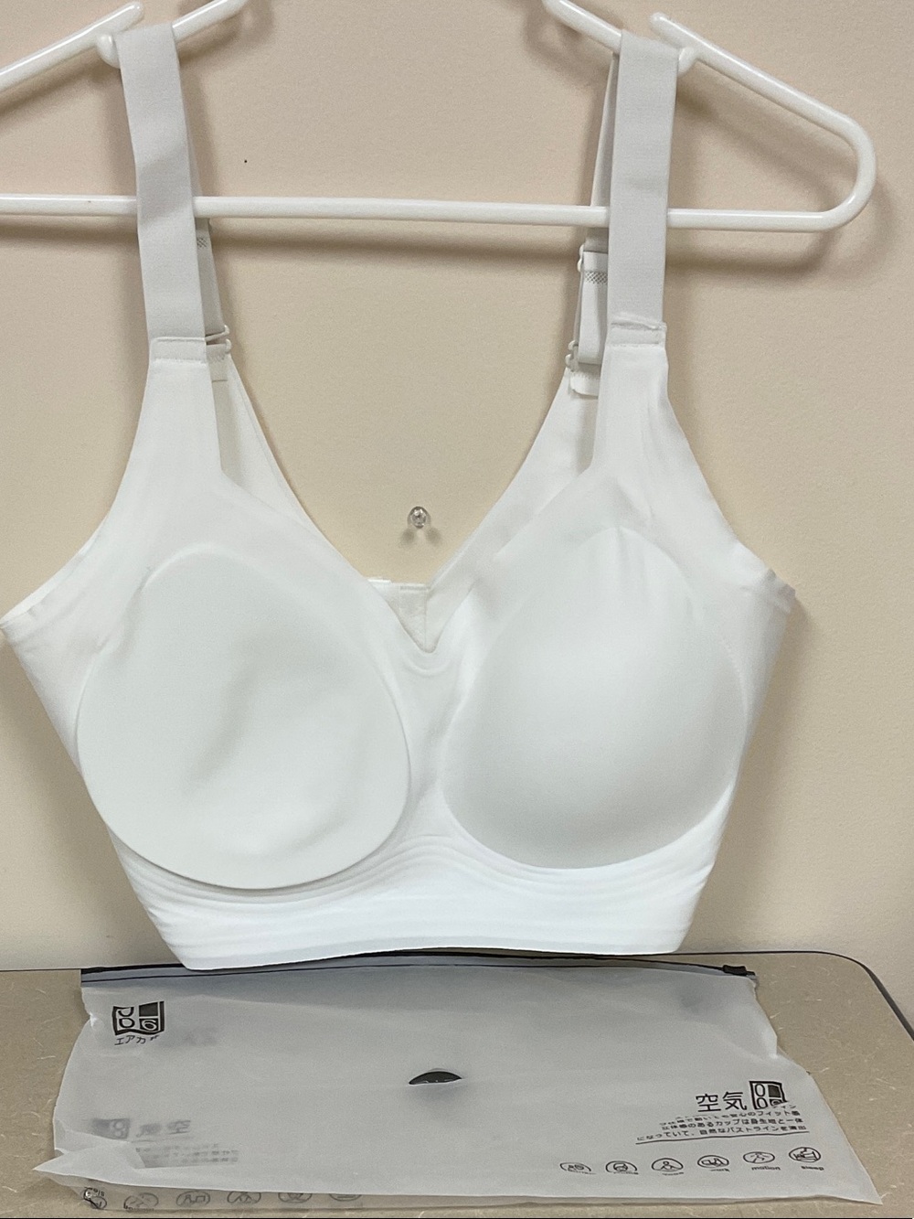 Air Bra Seamless Women's Supportive Wireless Bra Lightly padded. Small NIOP